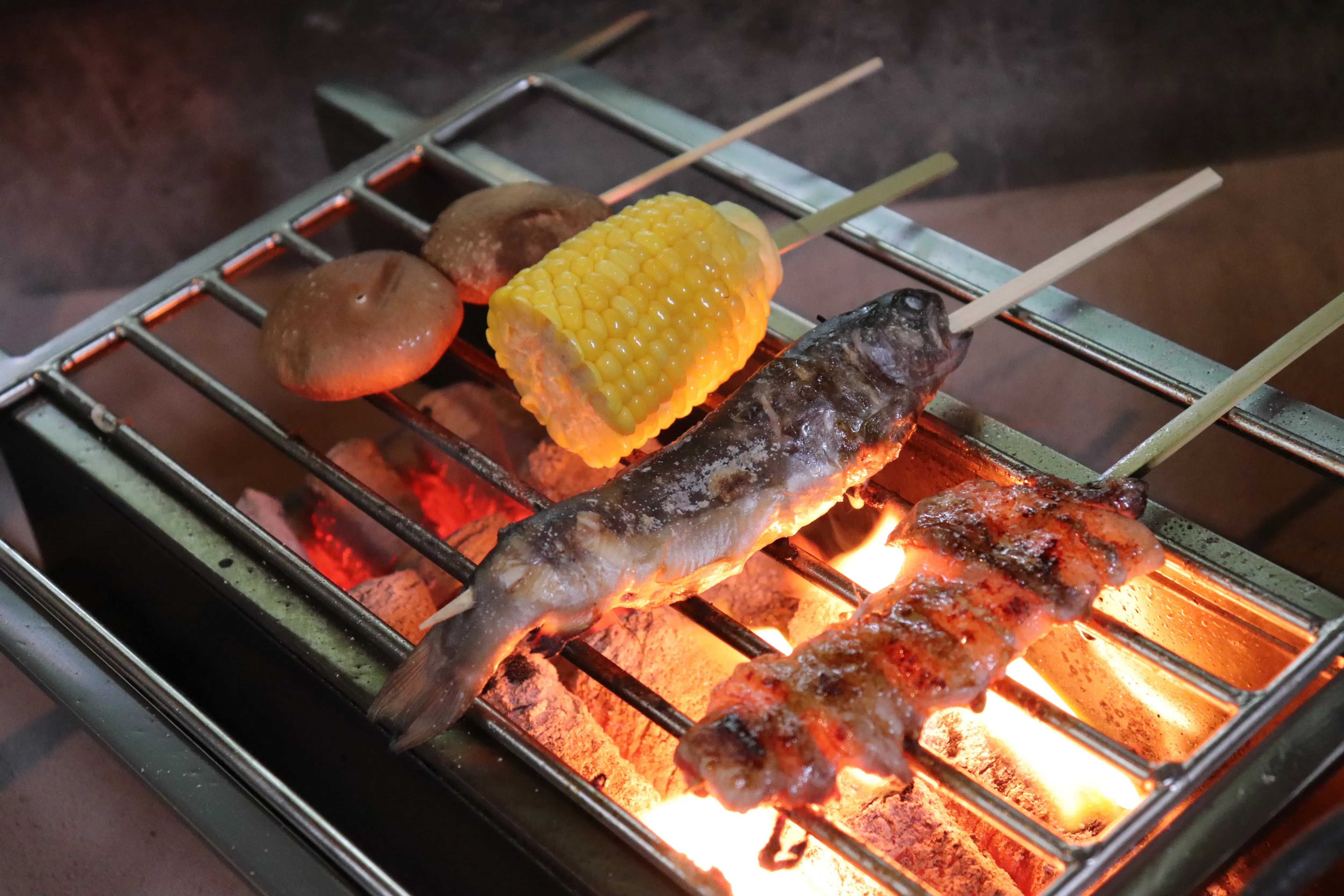 静寂に包まれた離れの個室と情緒溢れる囲炉裏の風景
