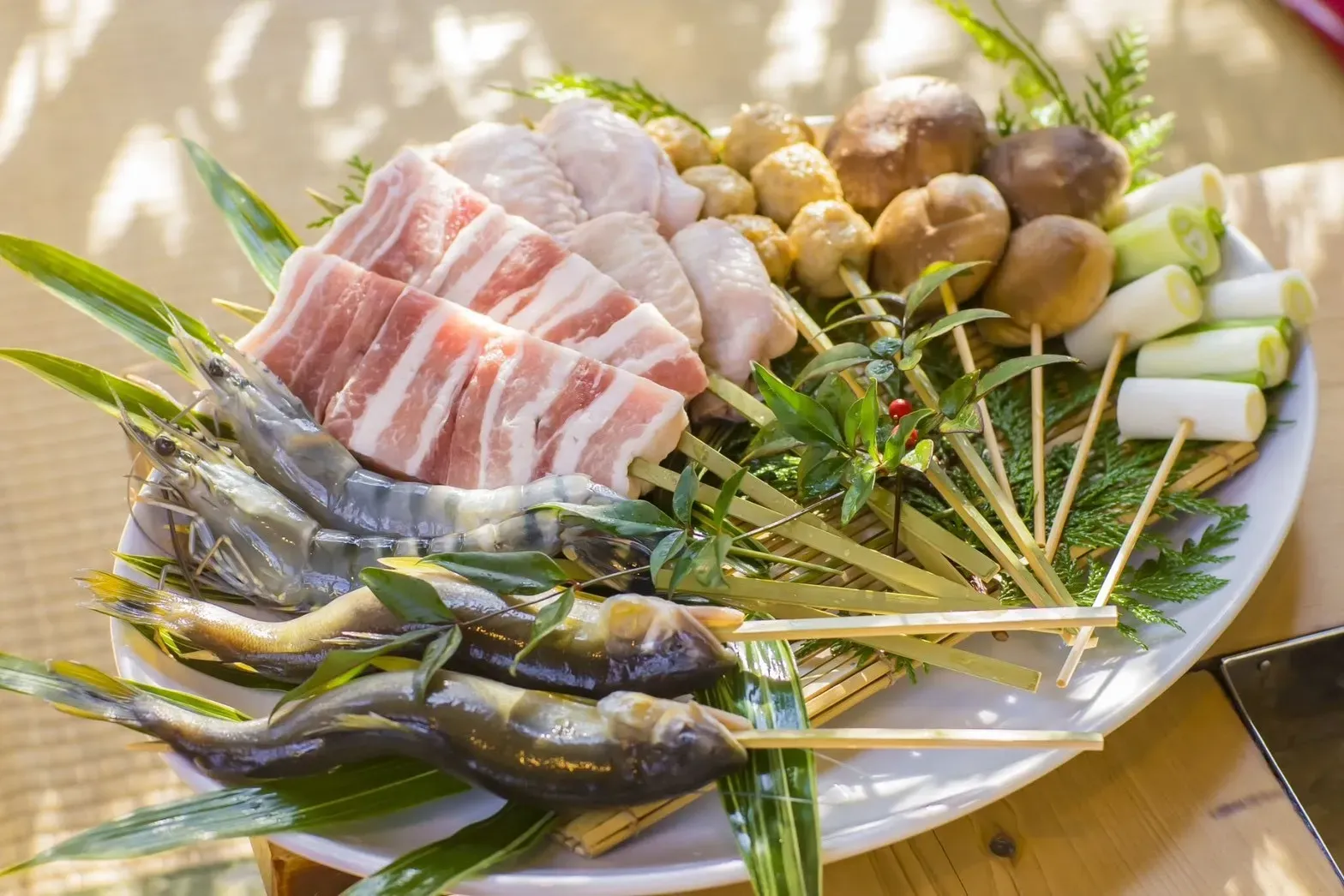 貯水池鳥山の名物料理。いろりの炭火で香ばしく焼き上げる厳選食材のいろり焼き