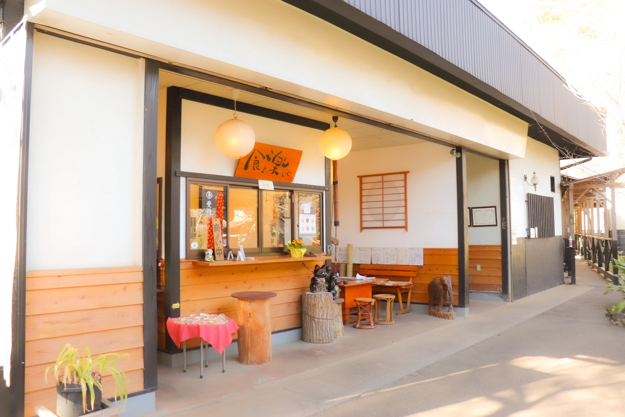 囲炉裏を囲むゆったりとした個室の空間